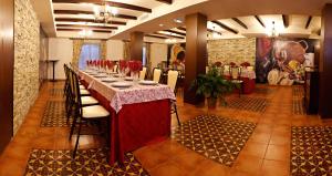 Noriega في بوزوبلانكو: طاولة طويلة في غرفة مع كراسي وطاولة مع ورود