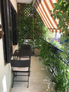 een patio met 2 stoelen en een tafel op een balkon bij Casa Marida in Camigliatello Silano