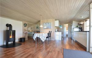 Sønder VorupørにあるStunning Home In Thisted With 4 Bedrooms And Wifiのキッチン、リビングルーム(テーブル、コンロ付)