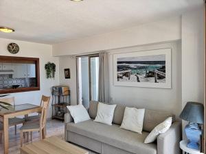 een woonkamer met een bank en een tafel bij Panoramic Sea Views in Calpe