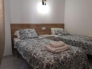 twee bedden in een kleine kamer bij Panoramic Sea Views in Calpe