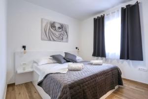 ein Schlafzimmer mit einem großen Bett in einem Zimmer in der Unterkunft Villa Orkula in Debeljak