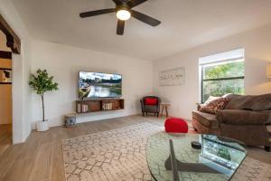 ein Wohnzimmer mit einem Sofa und einem TV in der Unterkunft Casa Lupita- Patio & Firepit, King Bed 4BR in Santa Fe