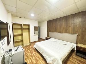 فندق الروان : غرفة نوم فيها سرير وتلفزيون