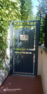 une porte noire avec un panneau sur celle-ci dans l'établissement Relax a Marco Simone -Casa Domitilla -, à Marco Simone