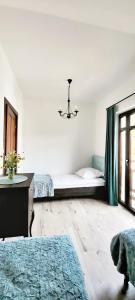 sypialnia z łóżkiem, biurkiem i oknem w obiekcie Apartamenty Wilcza Knieja w Zawozie