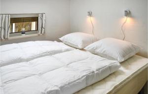 スナーヴィグにある3 Bedroom Nice Home In Ringkbingの- 白い枕2つ(1室のベッドの上)