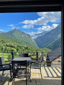 佩奇的住宿－Villa Amazing & Spa，山景阳台上的桌椅