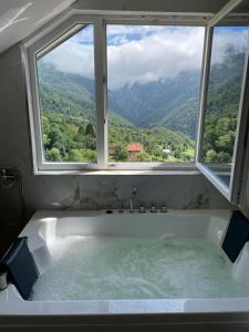 佩奇的住宿－Villa Amazing & Spa，浴室设有浴缸和大窗户