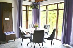 Część wypoczynkowa w obiekcie Apartamenty Wilcza Knieja