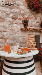 una mesa con un plato de comida y una cesta en Leukòs Bed and Breakfast en Castelsaraceno