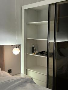 1 dormitorio con cama y armario de cristal en سكون الفاخرة - دخول ذاتي, en As Sayl aş Şaghīr