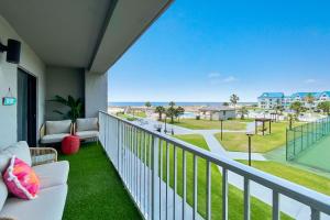einen Balkon mit Blick auf den Strand in der Unterkunft Beach Please condo 2 bedroom 2 bath sleeps 6 in Gulf Shores