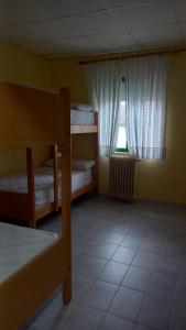 VillamanínにあるAlbergue de Villamanínの二段ベッドが2つと窓のある部屋