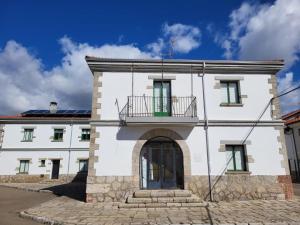 VillamanínにあるAlbergue de Villamanínの上にバルコニーがある白い建物