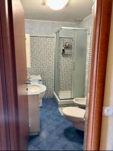 La salle de bains est pourvue de toilettes, d'un lavabo et d'une douche. dans l'établissement Loft cara, à Florence