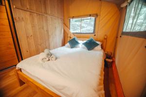 a bedroom with a bed with two stuffed animals on it at Cosy Forest Lodge in Penrhôs