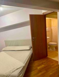 - une chambre avec des lits superposés et des toilettes dans l'établissement Loft cara, à Florence