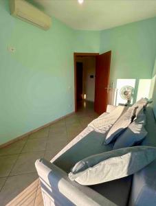 - un salon avec un lit et un ventilateur dans l'établissement Loft cara, à Florence