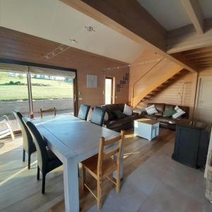 Posezení v ubytování Le gîte Pierre et Bois