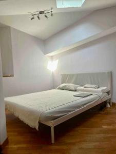 - un lit dans une chambre avec une lumière au-dessus dans l'établissement Loft cara, à Florence