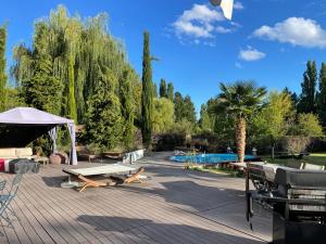 un patio con mesa de picnic y piscina en Maison bonheur proche GIVERNY et top pour télétravail, 