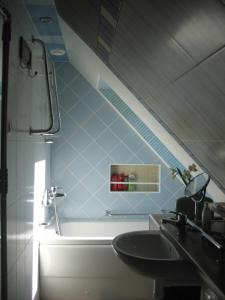 a bathroom with a sink and a bath tub at MaaRitza Holiday Cottage in Türi