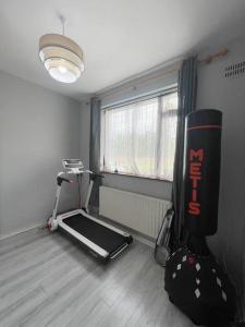 een kamer met een fitnessruimte met een loopband en een raam bij Quiet self-catering holiday home with surrounding lakes in Bailieborough