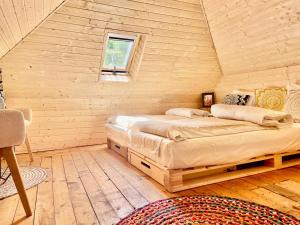 Katil atau katil-katil dalam bilik di BATS CAVE HUT - Transylvania - Hot-Tub - Sauna