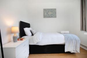 1 dormitorio con 1 cama blanca y vestidor blanco en Rawmarsh House, Rotherham for Contractors, Business & families -Monthly Discount en Rotherham