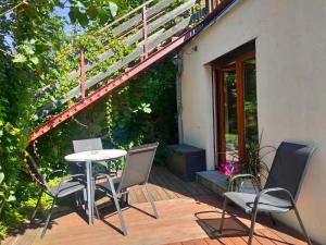 una mesa y sillas en una terraza de madera en Marlove Apartment Wrocław, en Wroclaw