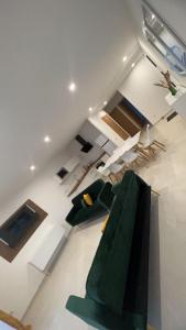 艾姆布里亞布拉瓦的住宿－Maison Bella，享有带绿色沙发的客厅的景色