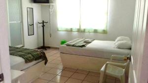 ein kleines Schlafzimmer mit einem Bett und einem Fenster in der Unterkunft HOTEL CASA DEL REY!! in Arriaga
