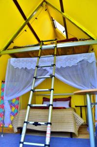 a ladder leading up to a bunk bed in a tent at Mundo Abu San Juan La laguna in San Juan La Laguna
