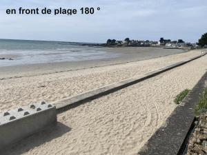 an empty beach with the ocean in the background at gavres-port-louis-ocean in Gâvres +6 photos