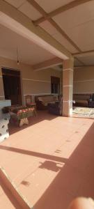 - un salon avec un canapé et une table dans l'établissement Guest house Aferdita Beqiri, à Berat