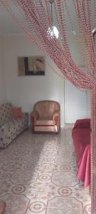 - un salon avec un canapé et une chaise dans l'établissement Guest house Aferdita Beqiri, à Berat