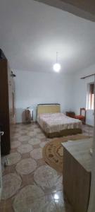 - une chambre avec un lit et du carrelage dans l'établissement Guest house Aferdita Beqiri, à Berat