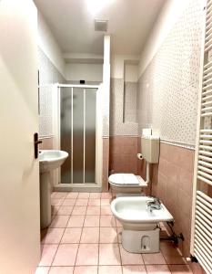 baño con 2 aseos y lavamanos en SAGOSTINO HOUSE, en SantʼAgostino
