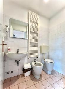y baño con lavabo, aseo y espejo. en SAGOSTINO HOUSE, en SantʼAgostino