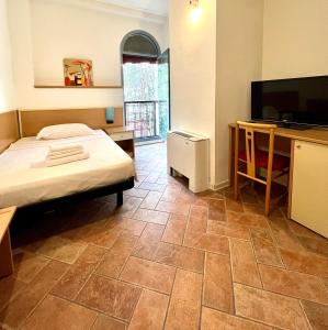 SAGOSTINO HOUSE في SantʼAgostino: غرفة بسرير وتلفزيون بشاشة مسطحة