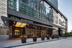 HONEYROSE Hotel, Montreal, a Tribute Portfolio Hotel في مونتريال: مبنى أمامه نباتات الفخار