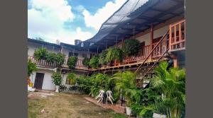 a building with plants on the side of it at Hotel Mompox - Hotel Santa Cruz Mompos - Hotel Mompos in Mompós