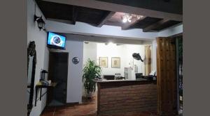 um quarto com um bar e uma televisão na parede em Hotel Mompox - Hotel Santa Cruz Mompos - Hotel Mompos em Mompós