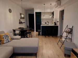 契利比的住宿－Dawn & Dusk - Modern Two Bedroom Apartment with Mountain Views，客厅以及带沙发和桌子的厨房。