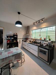 uma cozinha com um fogão e uma bancada em Suíte privativa em casa de família em São Paulo