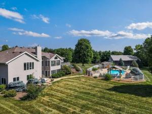 una vista aérea de una casa con patio en Country Oasis 