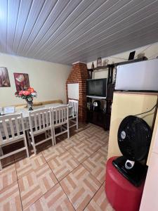 Casa privativa completa e aconchegante! في ساو جوزيه: غرفة معيشة مع مروحة وتلفزيون