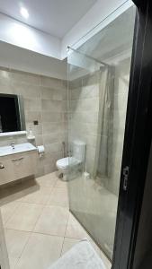 La salle de bains est pourvue d'une douche, de toilettes et d'un lavabo. dans l'établissement APPARTEMENT COSY Au PALMERAIE VILLAGE - 5 PISCINES, à Marrakech