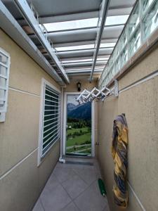 um quarto vazio com vista para um campo de golfe em Suíte privativa em casa de família em São Paulo